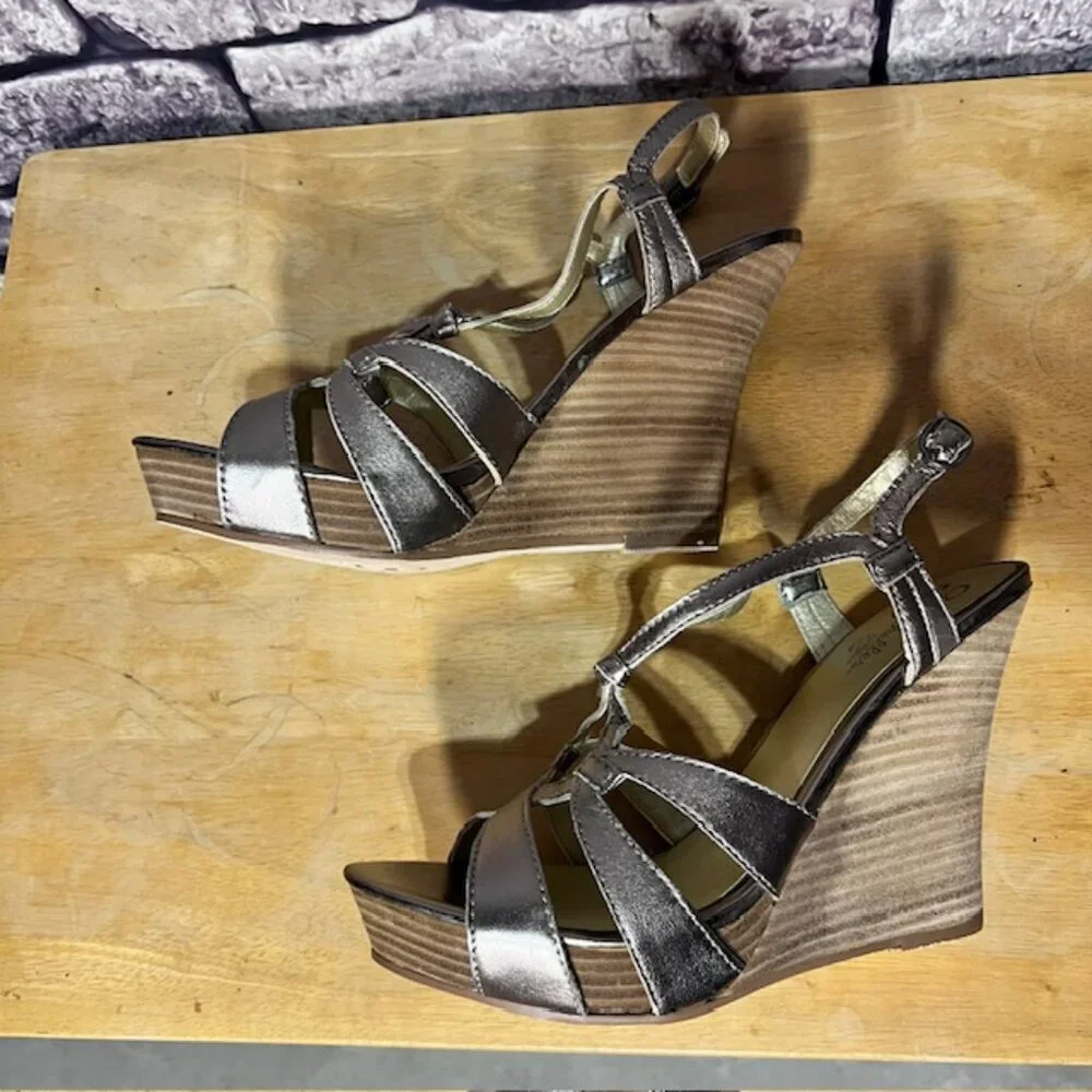 Seychelles Gold Metallic Leather Wedge Sandals Size 8.5